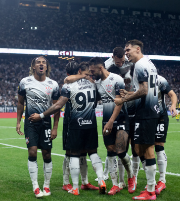 Elenco comemorando gol