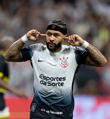 Memphis Depay comemorando gol