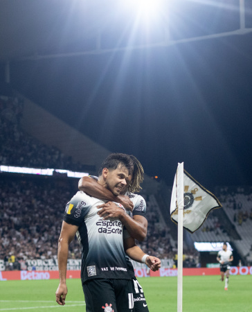 Romero comemorando gol com Carrillo