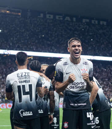Tchoca comemorando com a torcida