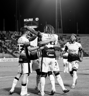 Jogadores do Corinthians comemorando gol