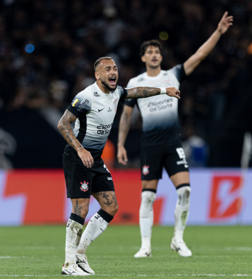 Maycon gritando durante a partida