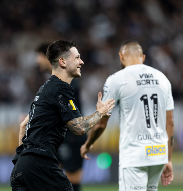 Garro comemorando gol