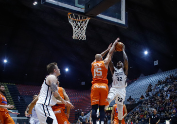 Melvin Johnson tenta enterrada
