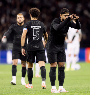 Memphis comemorando gol e provocando a cabine do VAR ap�s gols anulados durante a partida