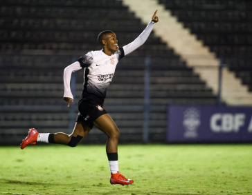 Jhonson comemorando gol pelo Corinthians