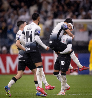 Jogadores do Corinthians comemorando gol contra o Racing, do Uruguai