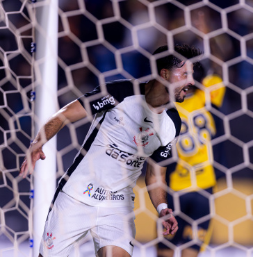 H�ctor Hern�ndez comemorando gol contra o Novorizontino