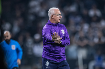 Dorival J�nior orientando a equipe