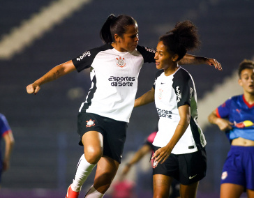 Vic Albuquerque e Gi Fernandes comemorando gol do Corinthians