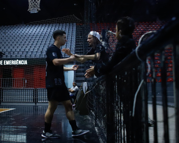 Igor Bredof comemora com a torcida no gin�sio