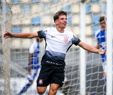 Lucca Caramico comemora gol