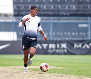 Jo�o Vitor 'Jacar�' com a bola na lateral direita do Corinthians Sub-20