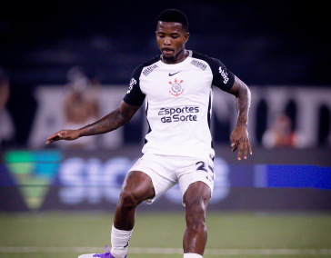 Cac� com a bola contra o Botafogo