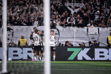 Jogadores do Corinthians comemorando gol de Rodrigo Garro no duelo diante do Athletico-PR