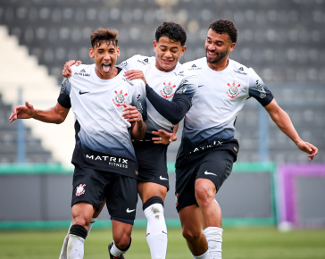 Luiz Eduardo, Luiz Fernando e Thomas Lisboa comemoram gol contra o XV de Piracicaba