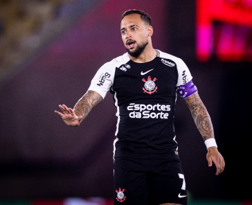 Maycon com a bra�adeira em a��o diante do Fluminense pelo Brasileir�o