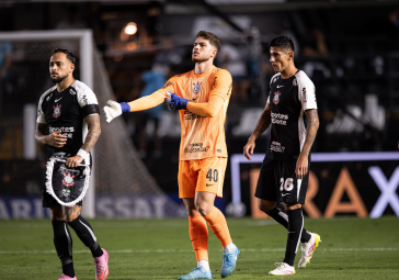 Maycon, Felipe Longo e Fabrizio Angileri entrando em campo antes do cl�ssico contra o Santos