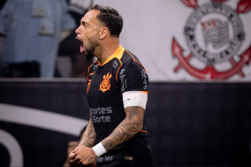 Maycon comemora gol marcado diante do Atl�tico-MG pelo Brasileir�o