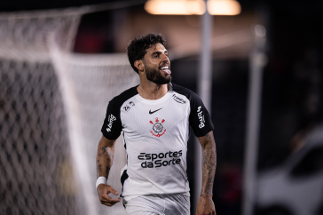 Yuri Alberto indo comemorar com a torcida