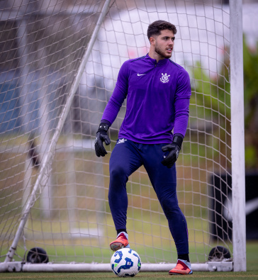 Felipe Longo com a bola no p� em treino