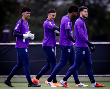 Hugo Souza, Matheus Donelli, Felipe Longo e Matheus Corr�a (do Sub-20) caminhando no gramado do CT