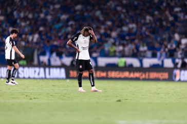 Andr� Carrillo com a m�o na cabe�a no duelo entre Corinthians e Cruzeiro pela Copa do Brasil