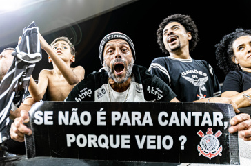 Torcida do Corinthians comemora avan�o para a final da Copa do Brasil