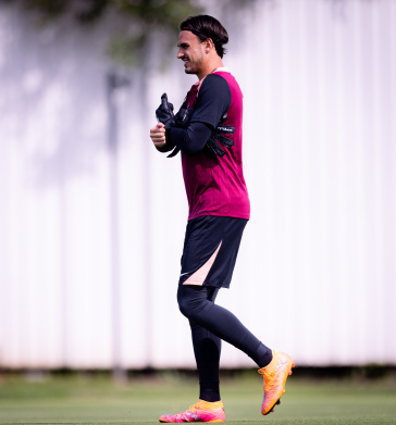 Matheus Donelli com o novo uniforme de treino do Corinthians