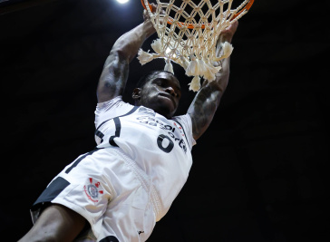 Davaunta Thomas ap�s completar enterrada diante do Rio Claro Basquete