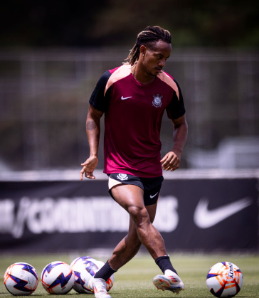 Carrillo dando passe em treino