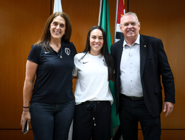 Iris Sesso, Agustina e Osmar Stabile ap�s assinatura de contrato