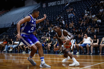 Davaunta Thomas com a bola diante de defensor do Cruzeiro durante jogo pelo NBB