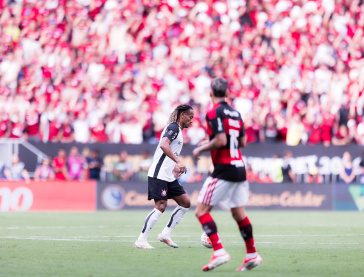 Andr� Carrillo contra o Flamengo