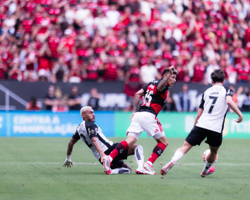 Matheuzinho desarmando Carrascal