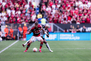 Matheuzinho disputando bola contra Carrascal