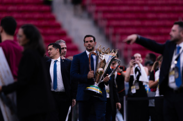 Samir Xaud com a ta�a da Supercopa