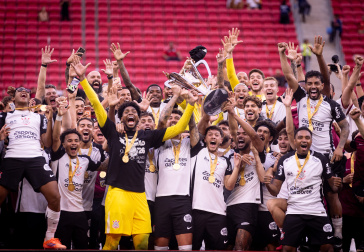 Jogadores comemorando com o trof�u da Supercopa do Brasil