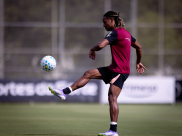 Andr� Carrillo treinando