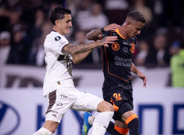 Kayke em disputa com defensor do Platense durante partida pela Libertadores
