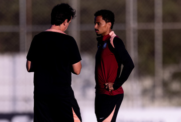 Fernando Diniz conversando com Allan
