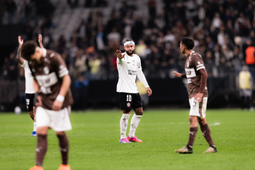 Memphis se desculpando com compnaheiro