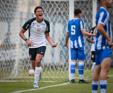 Iago Machado comemorando gol