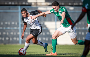 Gui Neg�o disputando a bola com a marca��o do Palmeiras