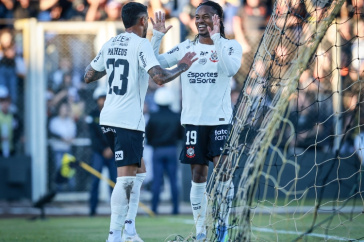 Matheus Pereira comemorando o gol com Andr� Carrillo