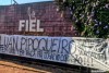Torcedores do Corinthians cobram Luan com faixa em frente ao CT: Tem que ter raa