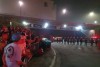 Torcedores do Corinthians protestam em frente à Neo Química Arena após derrota em Dérbi; veja fotos