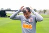 Elenco do Corinthians faz trote e raspa a cabea dos jogadores mais novos do elenco