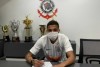 Destaque do Sub-20, meia Vitinho renova contrato com Corinthians