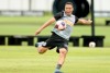 Corinthians exerce prioridade e renova contrato de Mandaca, jovem que j treina com os profissionais